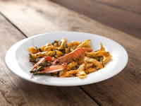 Surljice mit wildem Spargel und Scampi