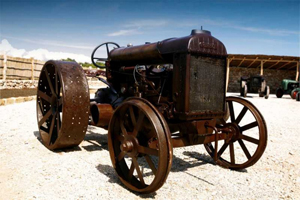 Traktoraustellung bei der Grotte Baredine