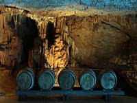 Weinfässer - Höhle Mramornica, Brtonigla