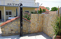 Ferienhaus Villa Rita - Außendusche und Grillecke