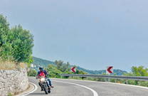 Biker auf Küstenstraße, Kroatien