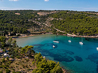 Strand Lovrenica und Ausgrabungsstätte