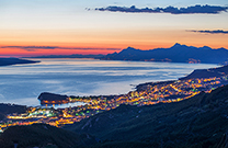 Makarska bei Nacht