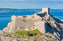 Starigrad Fortica, Omis