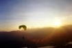 Paragliden in den Sonnenuntergang