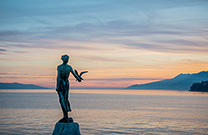 Statue Mädchen mit Möwe