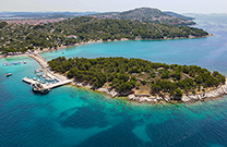 Halbinsel mit Bootsanlegestelle