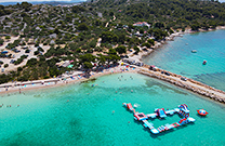 Bucht Podvrske mit Strandbar