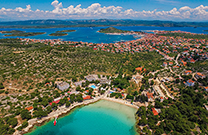 Slanica mit Stadt Murter im Hintergrund