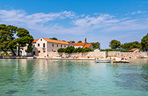 Kloster, Strand Mostir