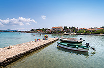 Bootsanleger, Strand Mostir