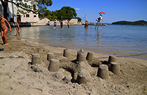 Sandburg, Sandstrand Mostir