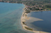Vogelperspektive vom Zdrijac Strand in der Stadt Nin