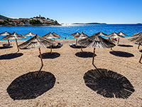 Strand Raduca, Sonnenschirme