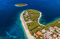 Luftaufnahme von der Halbinsel mit Strand Raduca