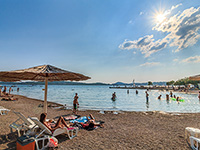 Strand Mali Dvor in Srima