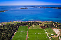 Tennis- und Fußballplätze am Strand Belvedere