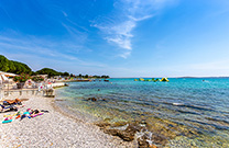 Schöner Kieselstrand