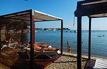 Sunlounges, Strand Karpinjan
