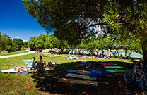 Strand Rivarela, Liegewiese