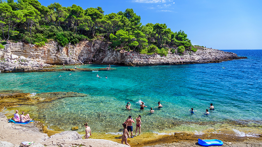 Strand Galebove Stijene, Pula