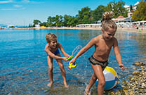 Kinder am Sandstrand