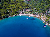 Strand Nedomisje bei der Stadt Cres