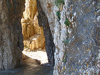 Pod Kovac, Felsdurchgang