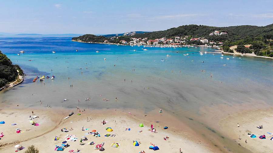 Sandstrand Mel, Kampor