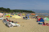 Liegestühle und Sonnenschirme - Paradiesstrand San Marino Lopar