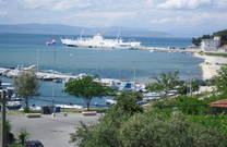 Hafen und Fähre in Lopar