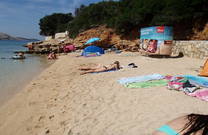 Strand Pudarica und Umkleidekabine