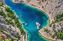 Glasklares Wasser in der Bucht Zavratnica