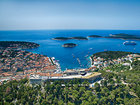 Stadt Hvar mit Blick auf die Paklinski Inseln