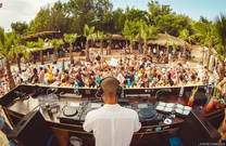 Kalypso - DJ & Poolarea (Foto: Laurence Howe)