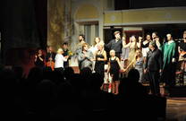 Blick auf die Bühne bei der Oper Amida