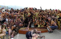 Große und kleine Gruppen kostümieren sich