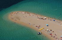 Türkisfarbenes Wasser am Zlatni Rat Strand