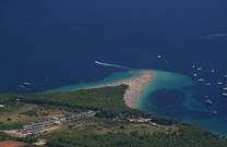 Parkplätze hinter dem Strand Zlatni Rat