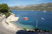 Kiesel- und Felsstrand in Medvinjak