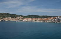 Aufnahme vom Hafenort Vela Luka