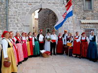 Einwohner in traditioneller Tracht