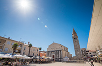 Trg Slobode - Cafes & Kirche