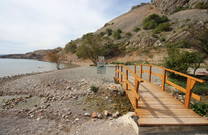 Ausgewiesener Hundestrand mit Brücke