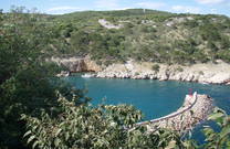 Vrbnik Wellenbrecher im Hafen