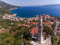Kirche Gospa od Ruzarija mit Glockenturm in Igrane