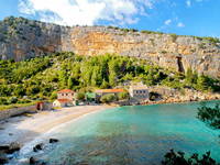 Strand Zavala in Vrboska