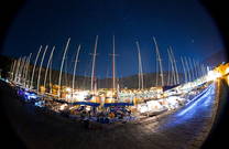 Segelboote im Hafen von Komiza