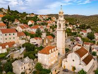 Pfarrkirche des Johannes und Paulus mit Glockenturm in Lozisca