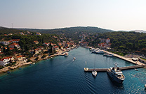 Maslinica, Uferpromenade